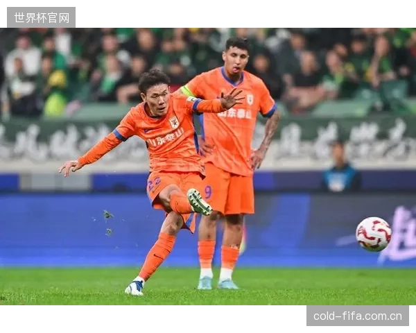泰山队4-4-2阵型暴露结构性缺陷，阵容老化导致攻防转换效率低下。
